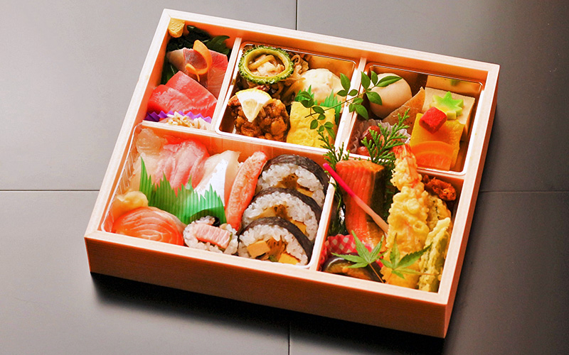 お弁当4,800円（5,184円税込）